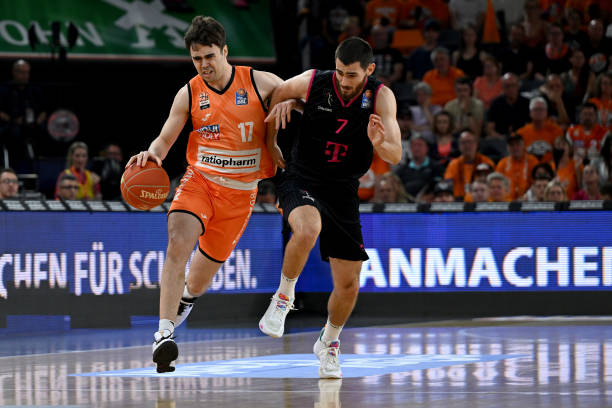 她精准的控 她精准的控